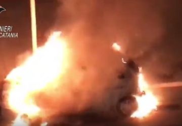 Paternò: danno fuoco a 14 auto. In manette due giovani VIDEO