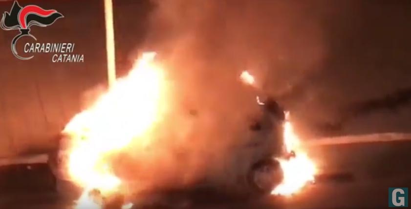 Paternò: danno fuoco a 14 auto. In manette due giovani VIDEO