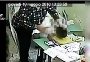 Aci Catena, maestra elementare indagata per maltrattamenti e lesioni ai piccoli alunni VIDEO