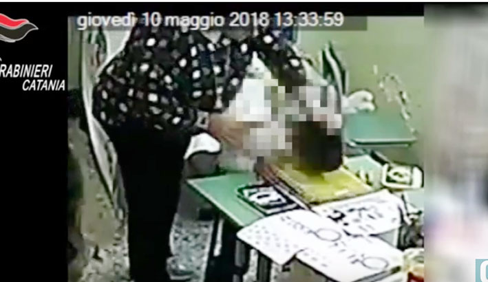 Aci Catena, maestra elementare indagata per maltrattamenti e lesioni ai piccoli alunni VIDEO