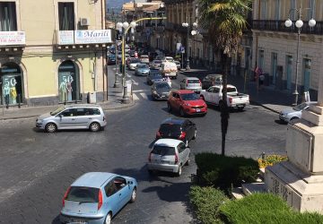 Giarre, semaforo "magico" in via Callipoli che si illumina con i raggi del sole. Un vigile copre la luce rossa con un pezzo di cartone