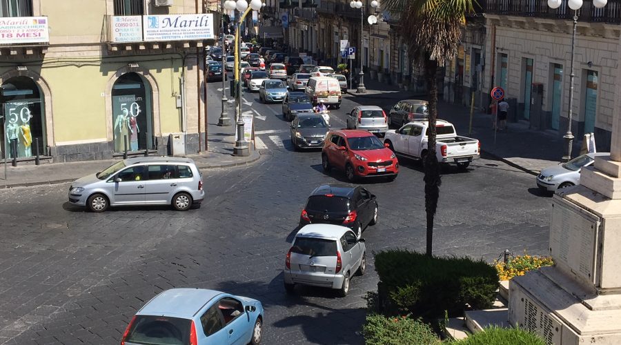 Giarre, semaforo “magico” in via Callipoli che si illumina con i raggi del sole. Un vigile copre la luce rossa con un pezzo di cartone