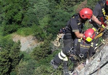 Motociclista catanese finisce in fondo ad un dirupo. Soccorso dai vigili del fuoco