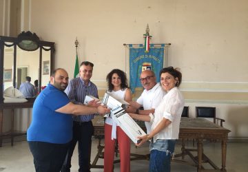 Riposto, consegnati corpi illuminanti destinati al campo di calcio di Torre