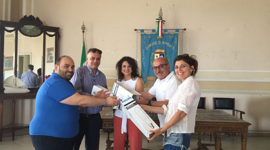 Riposto, consegnati corpi illuminanti destinati al campo di calcio di Torre