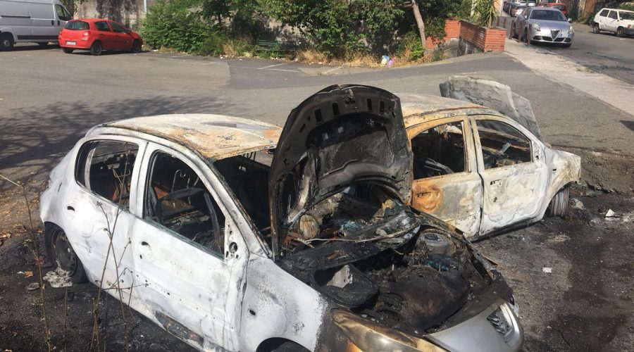 Notte di fuoco a Mascali e Giarre: “bruciano” tre auto. Indagini dei Carabinieri