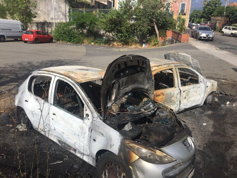 Notte di fuoco a Mascali e Giarre: “bruciano” tre auto. Indagini dei Carabinieri