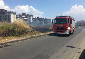 Giarre, vasto incendio in via Liguria: a fuoco anche cumuli di rifiuti nocivi. Intervento dei Vigili del fuoco VIDEO