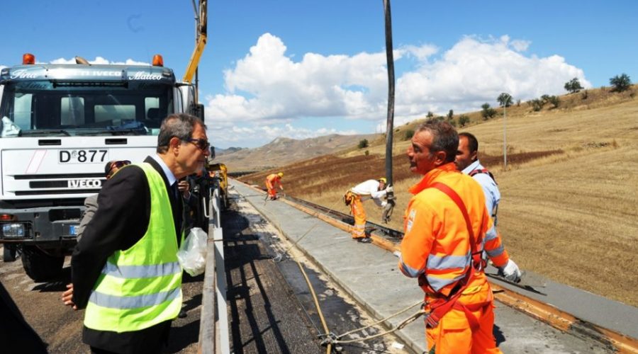 Blitz a sorpresa del governatore Musumeci al cantiere della Palermo-Catania