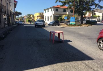 Trepunti, il tavolo di un bar per coprire una buca: ridicolizzato il Comune