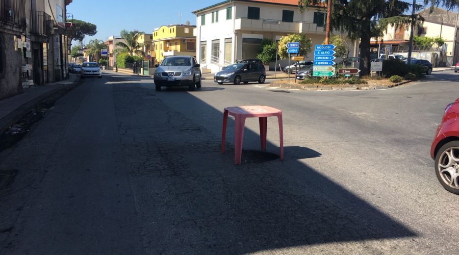 Trepunti, il tavolo di un bar per coprire una buca: ridicolizzato il Comune