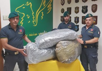 Colpo della Guardia di Finanza: sequestrati 50 chili di marijuana al casello di San Gregorio