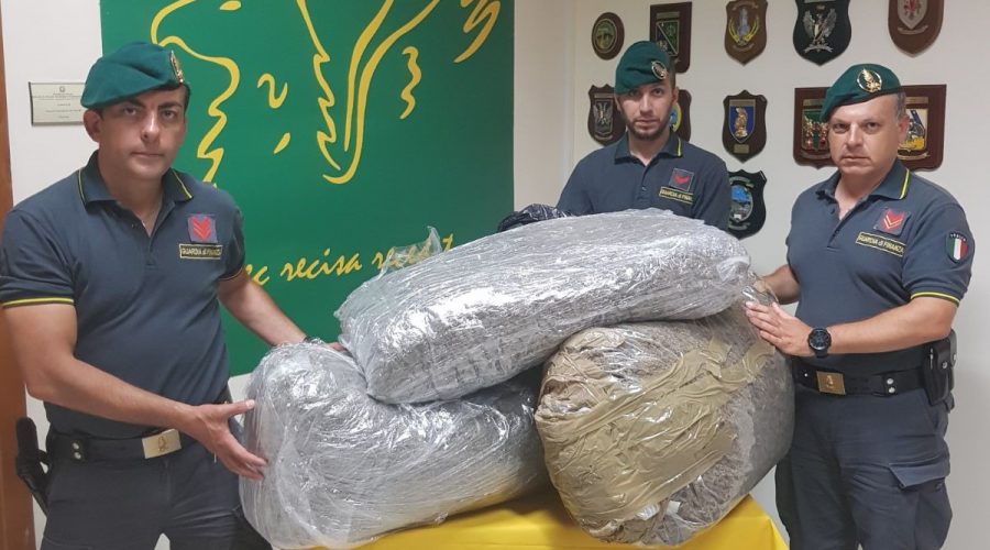 Colpo della Guardia di Finanza: sequestrati 50 chili di marijuana al casello di San Gregorio
