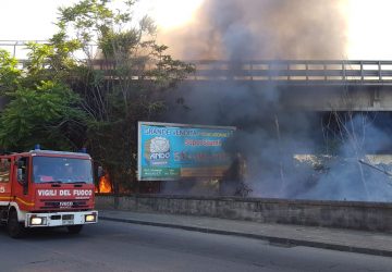 Giarre, sterpaglie in fiamme nel quartiere Satellite. Intervento dei Vigili del fuoco in via delle Mimose