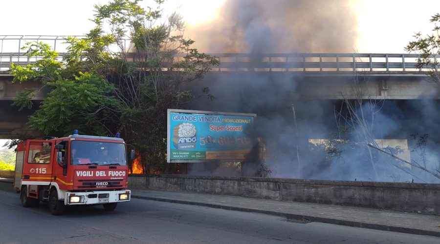 Giarre, sterpaglie in fiamme nel quartiere Satellite. Intervento dei Vigili del fuoco in via delle Mimose