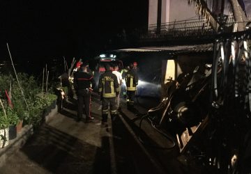 Sant&rsquo;Alfio, incendio in un garage. Le fiamme lambiscono un&rsquo;abitazione. Intervento dei vigili del fuoco  VIDEO
