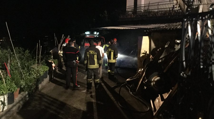 Sant’Alfio, incendio in un garage. Le fiamme lambiscono un’abitazione. Intervento dei vigili del fuoco  VIDEO