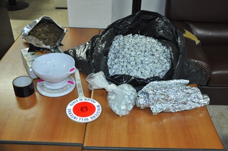 Adrano, due arresti per spaccio. Sequestrata busta con un chilo di marijuana