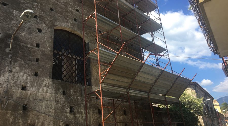 Giarre, ecco i ponteggi nella chiesa del Convento. Il parroco: “riapriamo la chiesa”