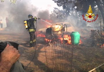 Santa Maria di Licodia, divampa un incendio in un terreno. A fuoco anche auto e attrezzi