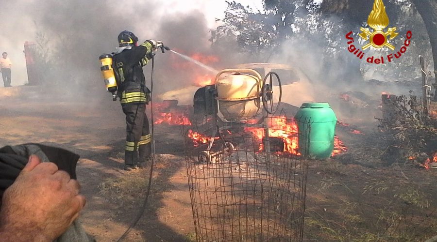 Santa Maria di Licodia, divampa un incendio in un terreno. A fuoco anche auto e attrezzi