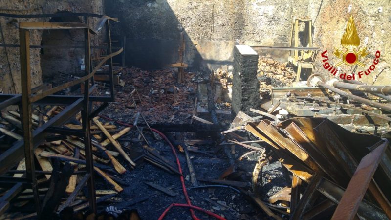 Catania, incendio in una falegnameria. Pesanti i danni. All’opera diverse squadre dei Vigili del fuoco