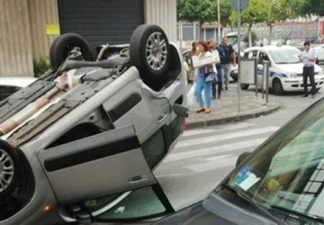 Acireale, potente impatto tra due auto. Panda si ribalta. Intervento dei Vigili del fuoco