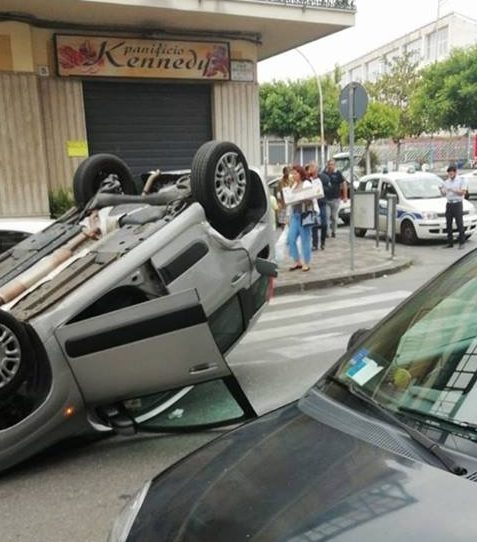 Acireale, potente impatto tra due auto. Panda si ribalta. Intervento dei Vigili del fuoco
