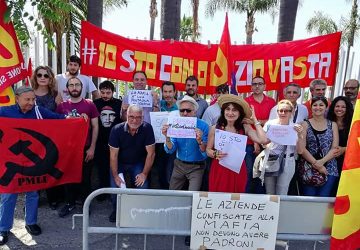 Acitrezza, presidio dell'USB davanti al Lido confiscato alla mafia
