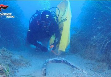 Giardini Naxos: i carabinieri del Nucleo Subacquei di Messina riportano alla luce un'ancora di epoca romana