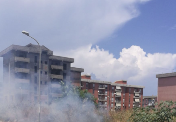 Giarre, ancora incendio sterpaglie nel quartiere Jungo. Intervento dei Vigili del fuoco