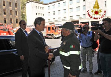 Catania, il Governatore Nello Musumeci in visita al Comando provinciale dei Vigili del fuoco