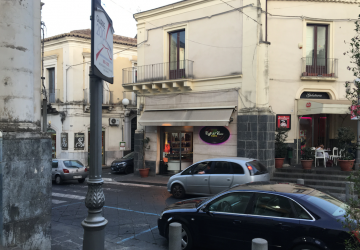 Giarre, rapina notturna al bar del Corso: in azione due uomini armati