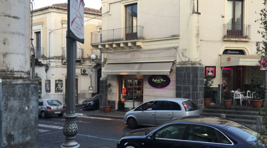 Giarre, rapina notturna al bar del Corso: in azione due uomini armati