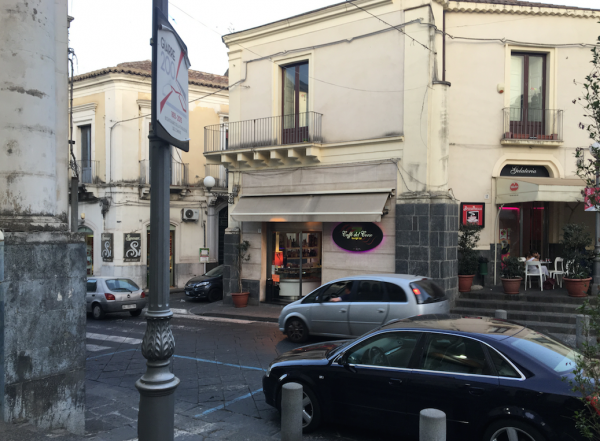 Giarre, rapina notturna al bar del Corso: in azione due uomini armati