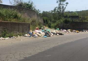 Macchia, incendio rifiuti: intervento dei Vigili del fuoco