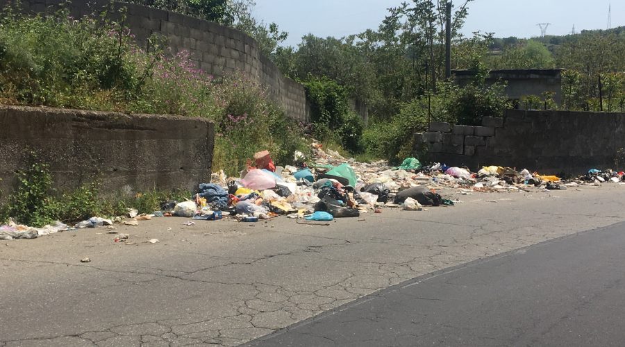 Macchia, incendio rifiuti: intervento dei Vigili del fuoco