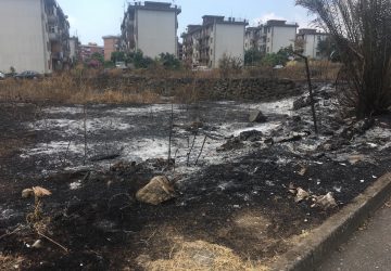 Giarre, quartiere Jungo, ennesimo incendio rifiuti in via Liguria
