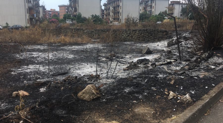 Giarre, nuovo incendio rifiuti nel quartiere Jungo. Intervento dei Vigili del fuoco