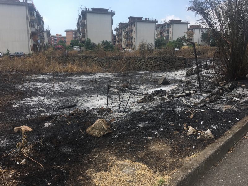 Giarre, quella bomba ecologica di via Liguria data alle fiamme nell’indifferenza del Comune