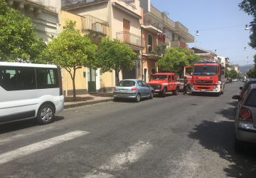 Riposto, fumo in strada. Intervento dei vigili del fuoco