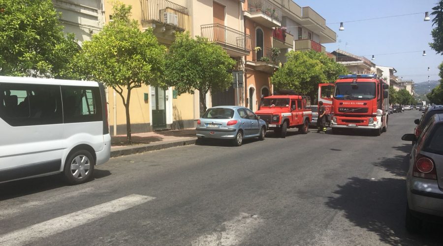 Riposto, fumo in strada. Intervento dei vigili del fuoco