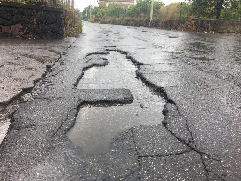 Giarre “dissestata” anche dalla pioggia: strade colabrodo, caditoie intasate, manutenzione inesistente