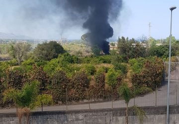 Santa Maria la Strada, incendio rifiuti nel greto del torrente Macchia