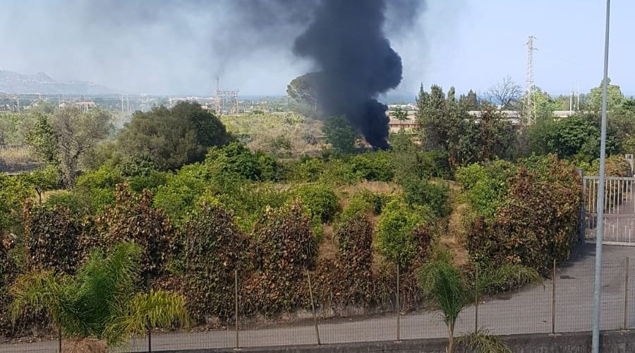 Santa Maria la Strada, incendio rifiuti nel greto del torrente Macchia