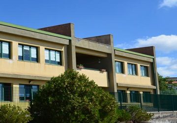 Mascalucia, paura in una Materna di via del Sole: in fiamme area esterna. Evacuati i bambini: intervento di Vigili del fuoco e carabinieri