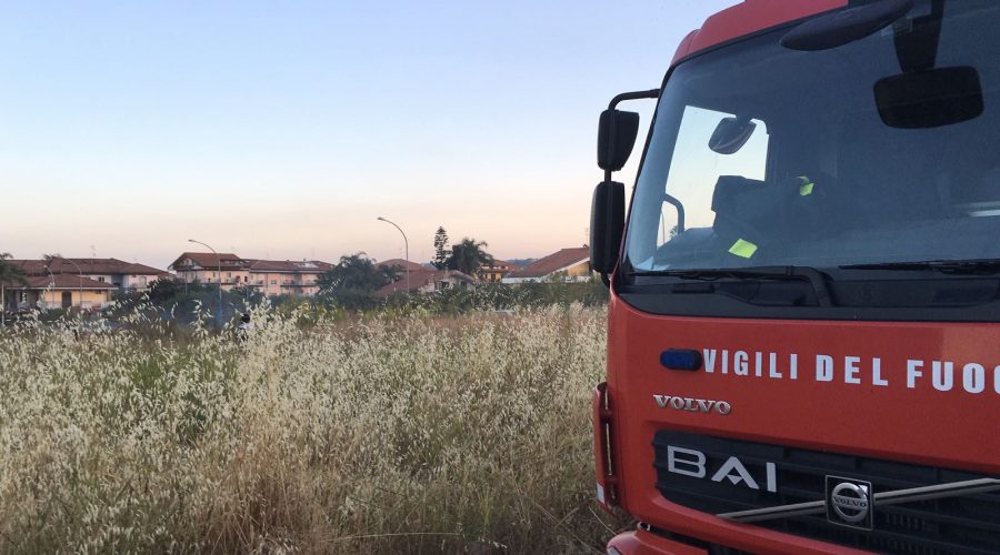 Mascali, incendio rifiuti in via Torrente Vallonazzo