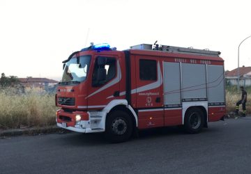 Mascali, incendio sterpaglie in va Mattarella:  Vigili del fuoco in azione