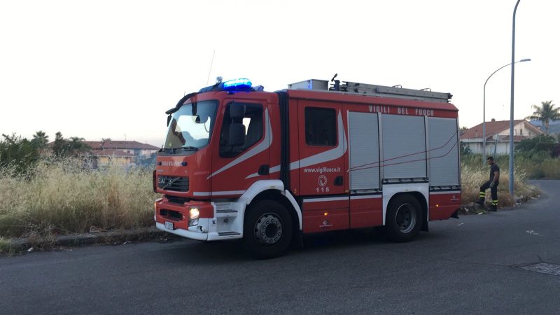 Zafferana, Vigili del fuoco in azione in via De Gasperi