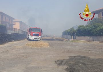 San Giovanni Galermo, vasto incendio minaccia abitazioni. Intervento dei Vigili del fuoco
